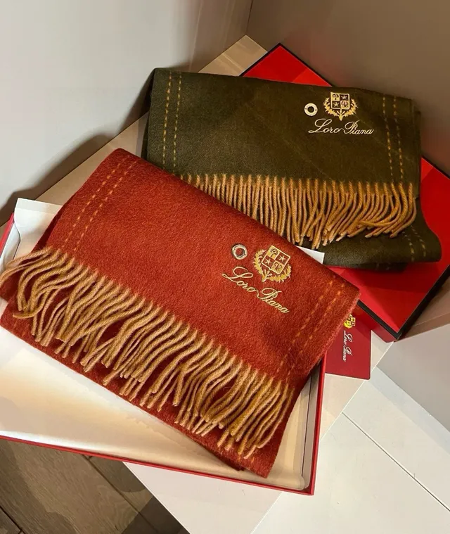 Loro Piana Crest brodé rouge rouille cachemire écharpe 4