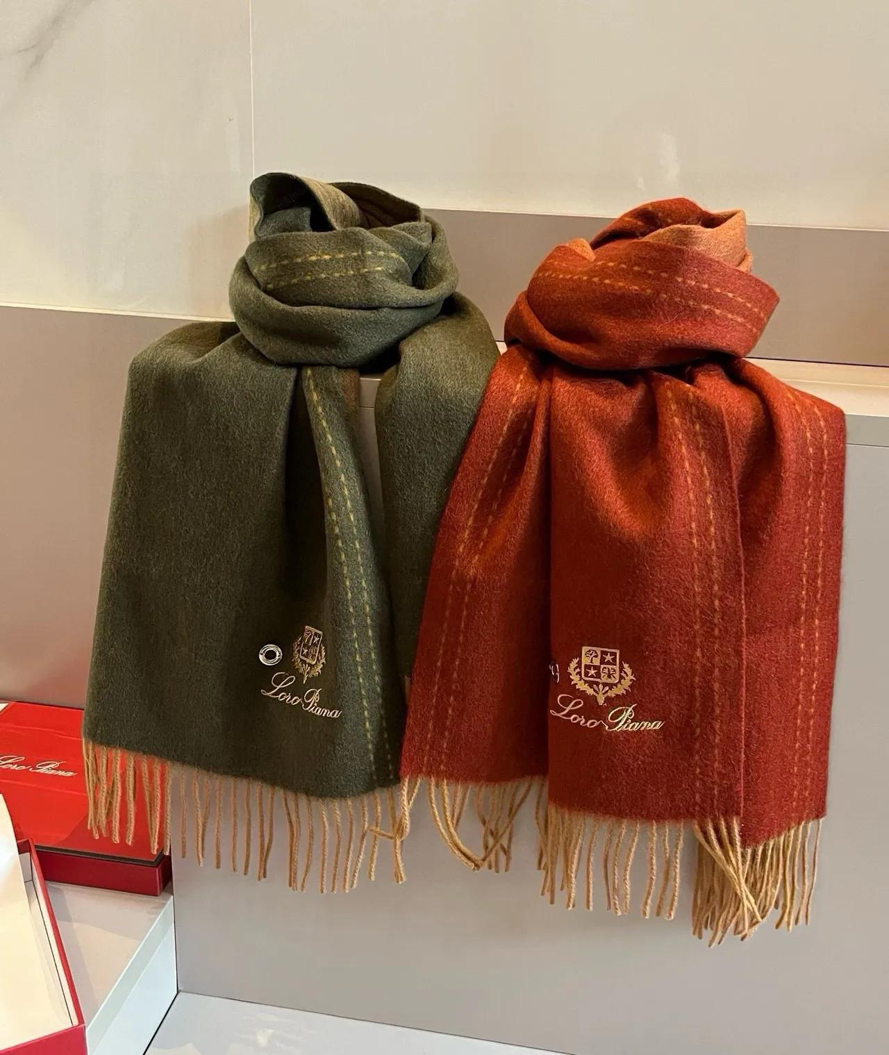 Loro Piana Crest brodé rouge rouille cachemire écharpe 5