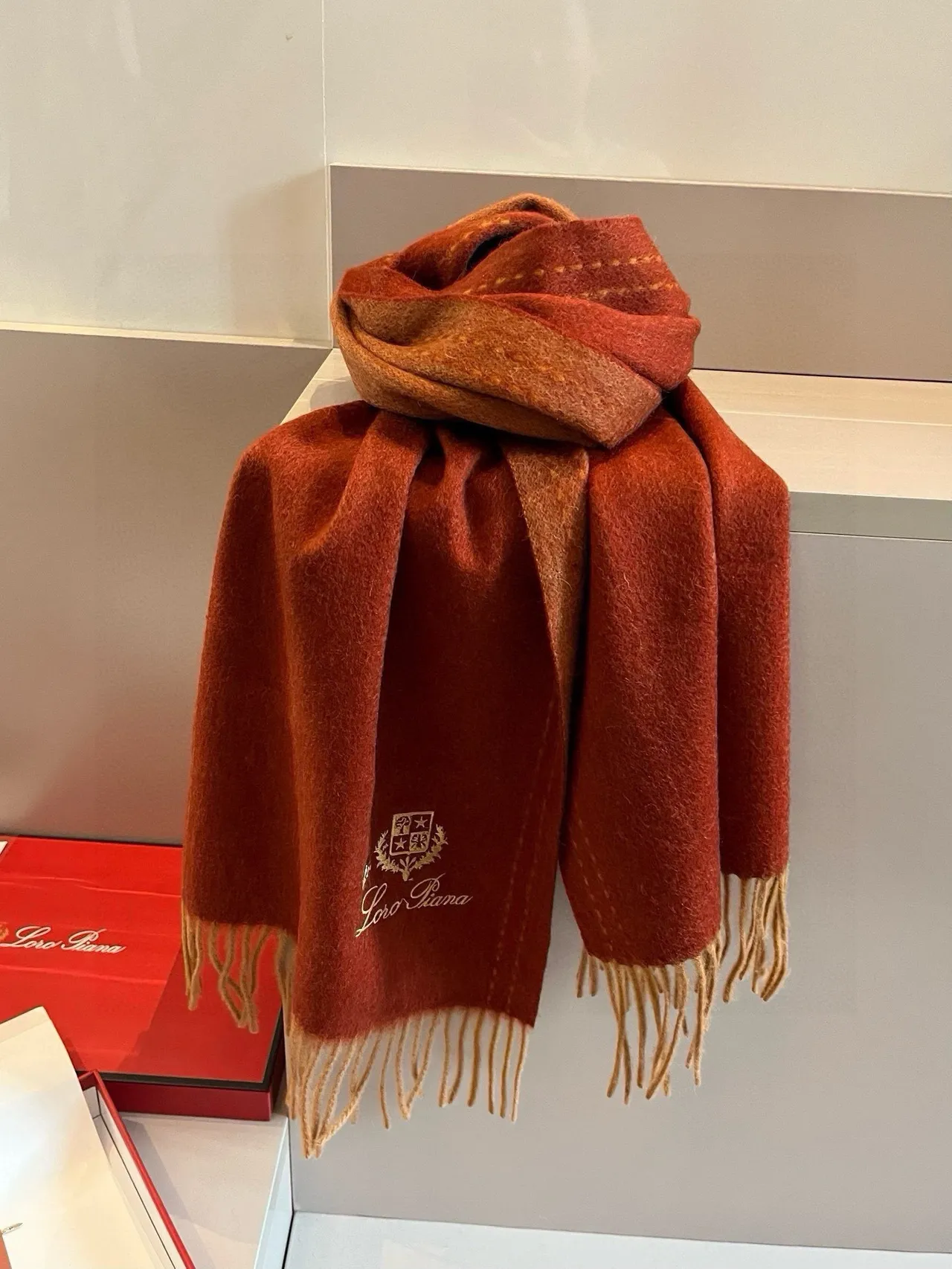 Loro Piana Crest brodé rouge rouille cachemire écharpe 7