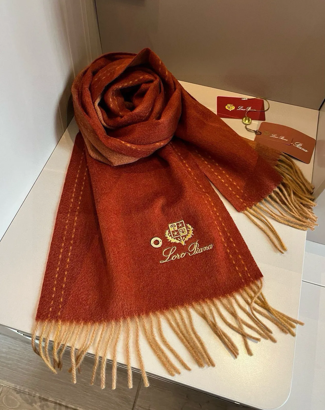Loro Piana Crest brodé rouge rouille cachemire écharpe 8