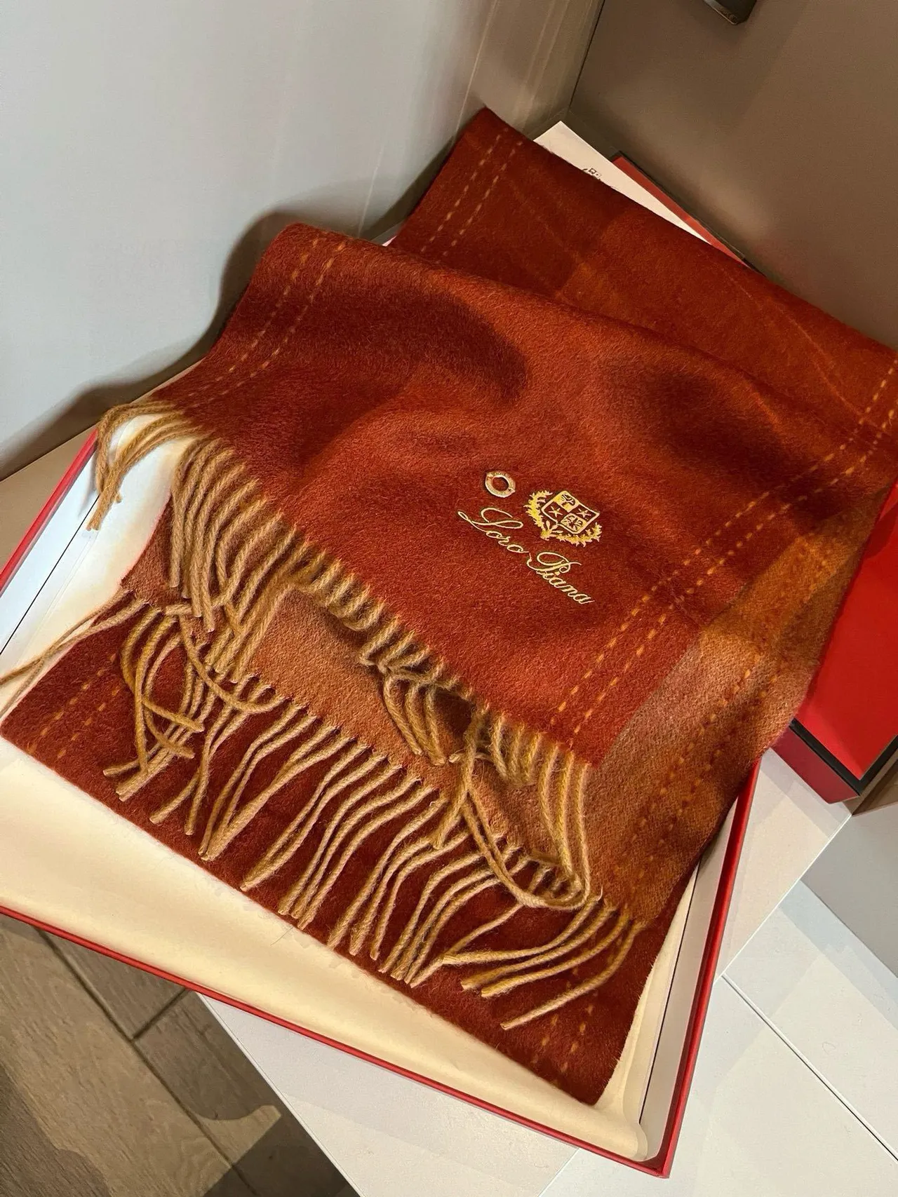 Loro Piana Crest brodé rouge rouille cachemire écharpe 9