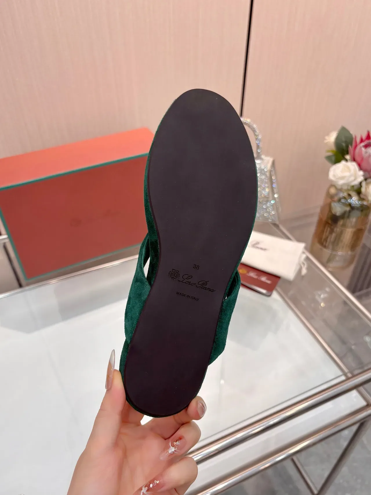 Loro Piana Sandales daim vert à bride de doigt 2