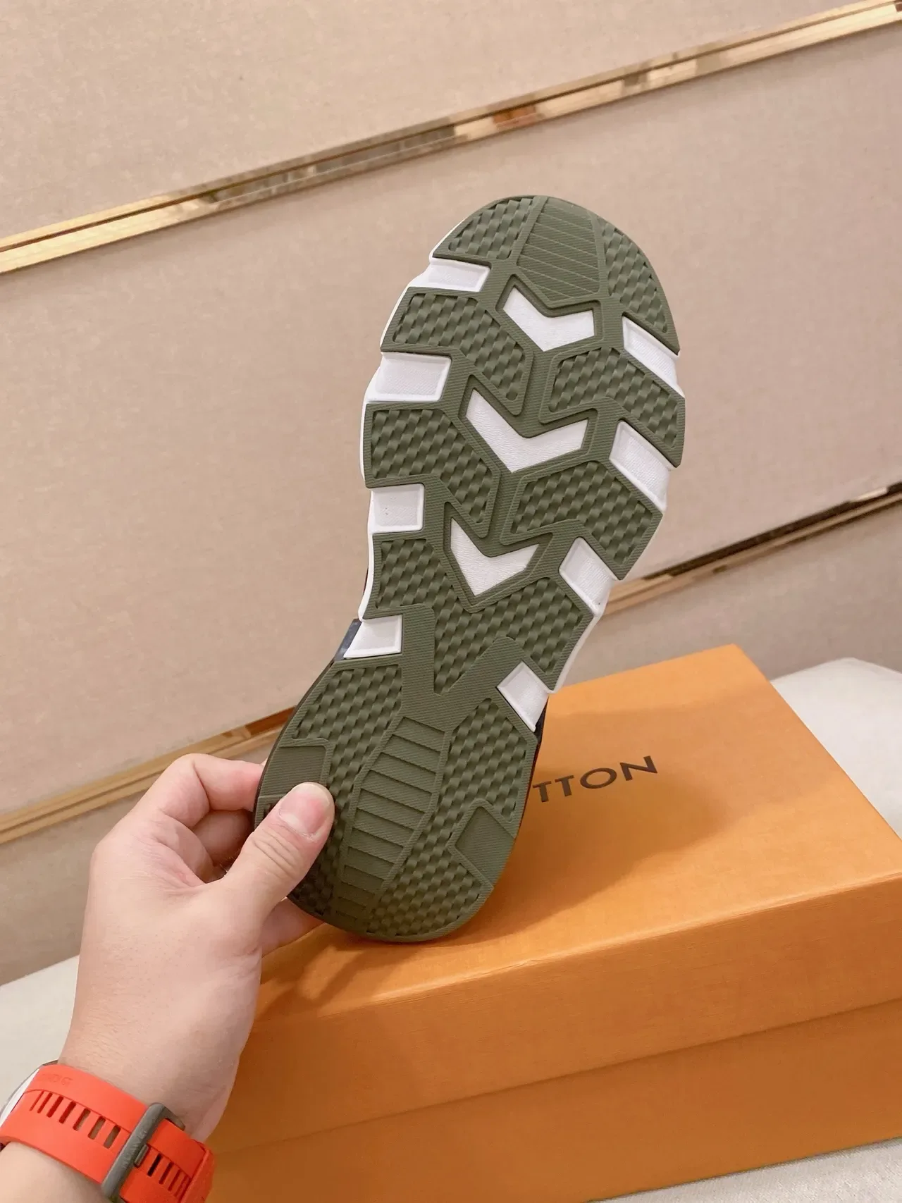 Louis Vuitton Sneakers Chunky Vert Armée Noir Haut Tricoté Semelle Sculptée Blanche 3