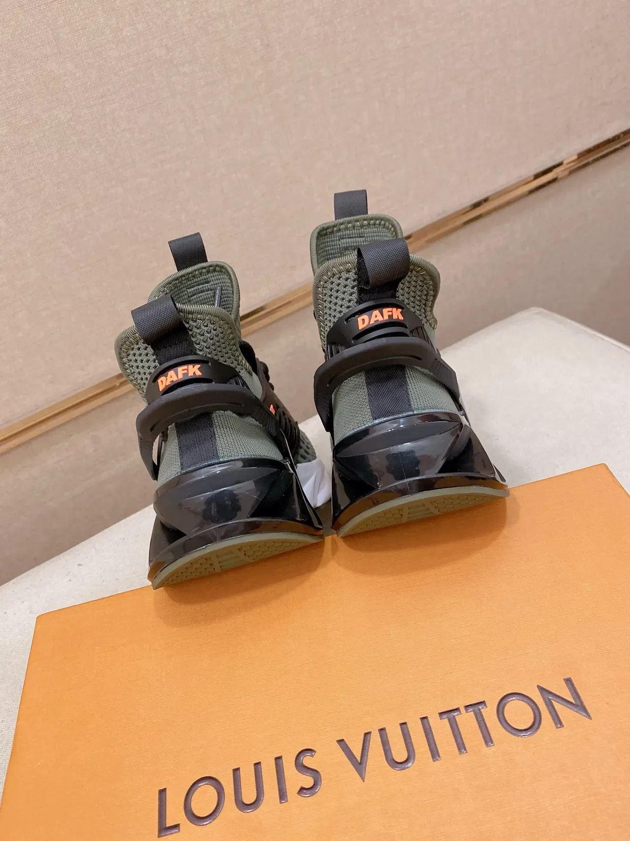 Louis Vuitton Sneakers Chunky Vert Armée Noir Haut Tricoté Semelle Sculptée Blanche 4