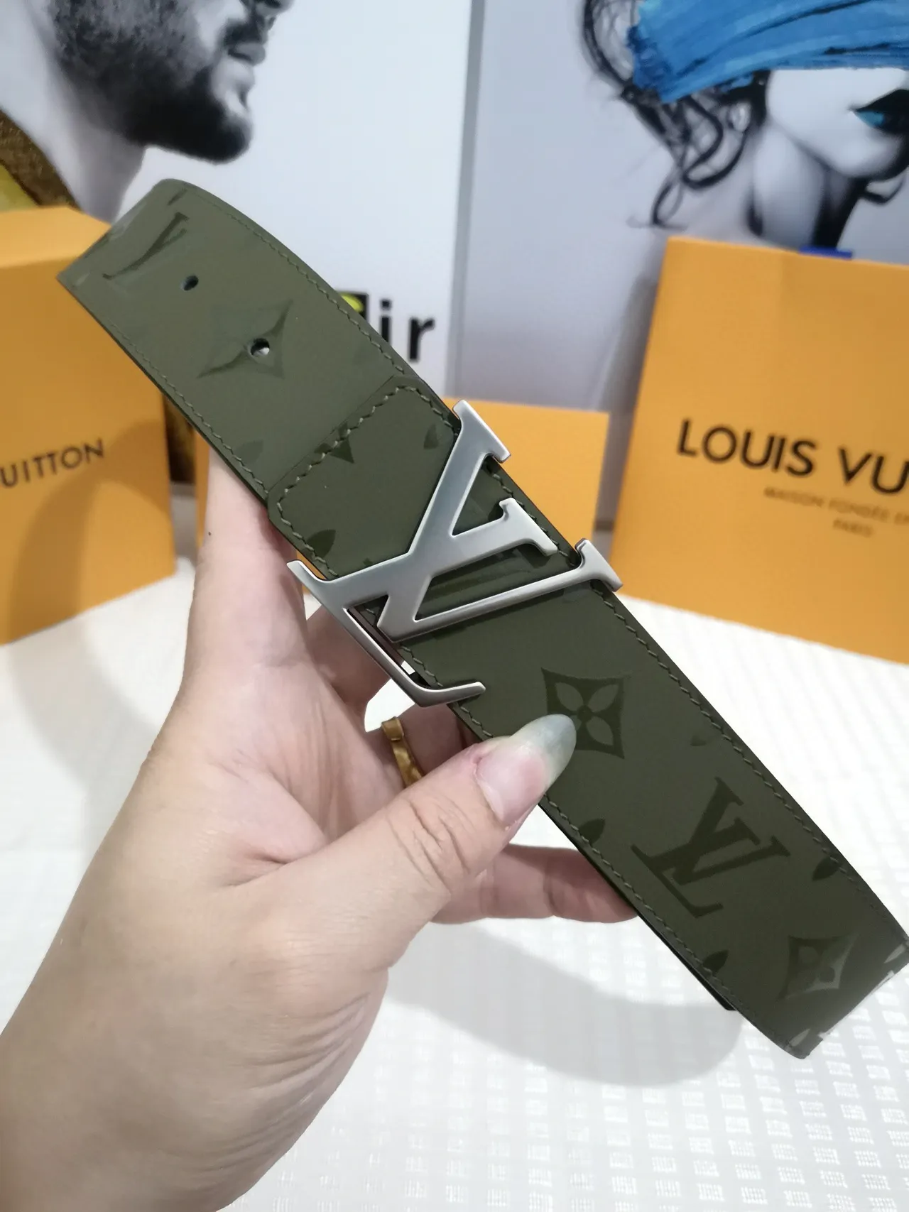Louis Vuitton أخضر عسكري  فضي Monogram-Coated Interlocking LV Buckle حزام جلدي 4