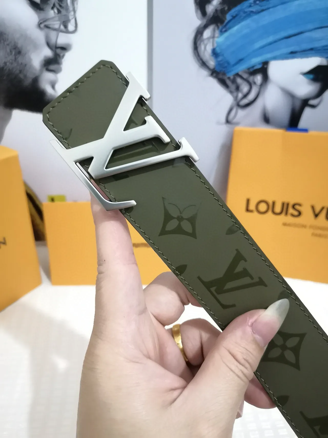 Louis Vuitton أخضر عسكري  فضي Monogram-Coated Interlocking LV Buckle حزام جلدي 5