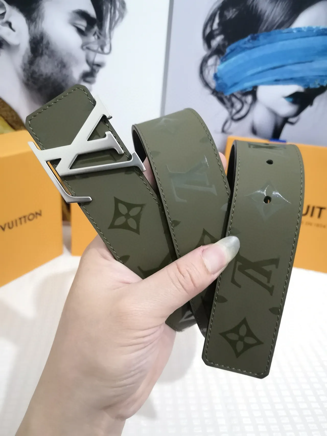 Louis Vuitton أخضر عسكري  فضي Monogram-Coated Interlocking LV Buckle حزام جلدي 7