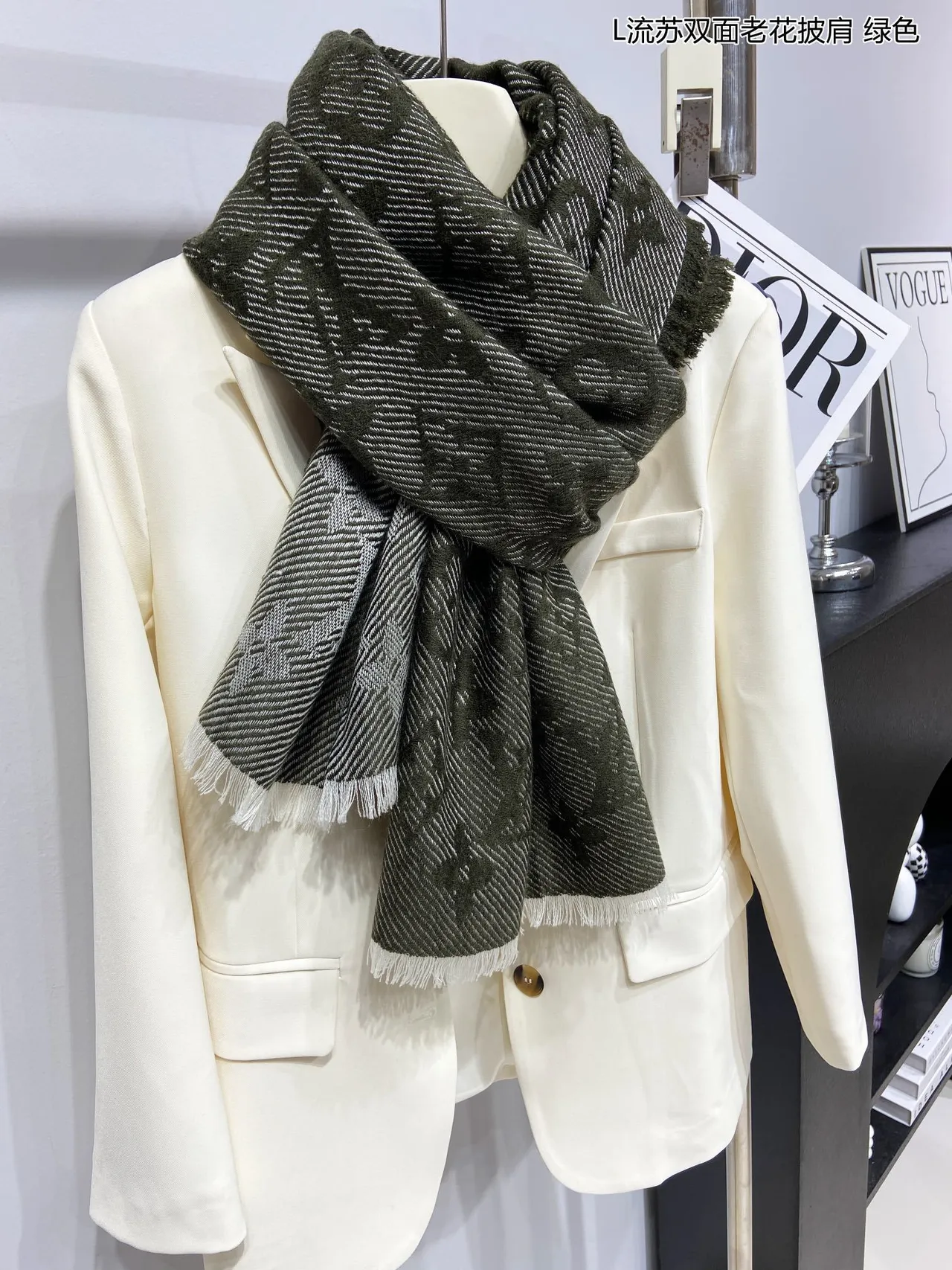 Louis Vuitton Pashmina com padrão de monograma em verde militar e branco, dupla face, tecido 4