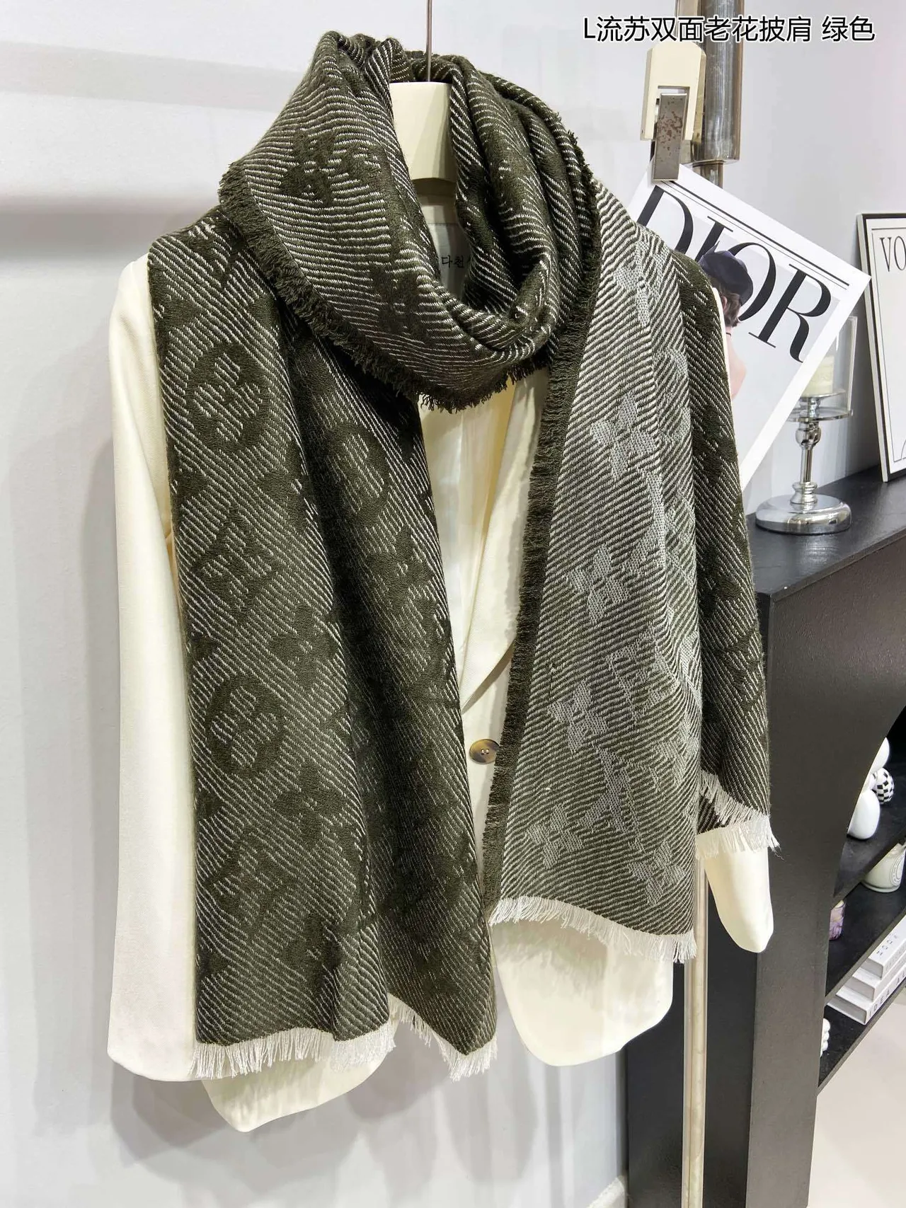 Louis Vuitton Pashmina com padrão de monograma em verde militar e branco, dupla face, tecido 5