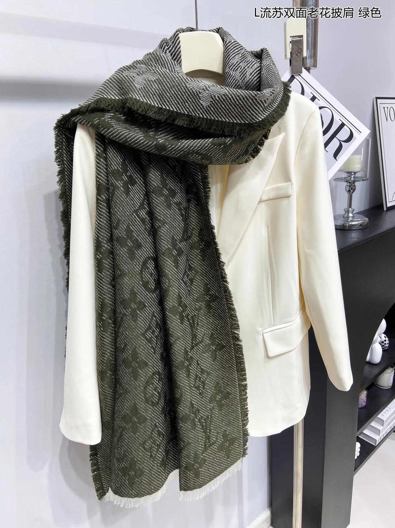 Louis Vuitton Pashmina com padrão de monograma em verde militar e branco, dupla face, tecido 6