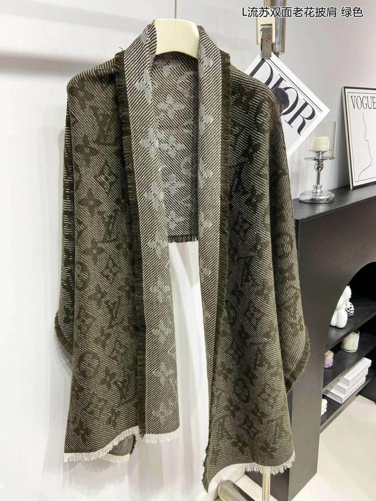 Louis Vuitton Pashmina com padrão de monograma em verde militar e branco, dupla face, tecido 7