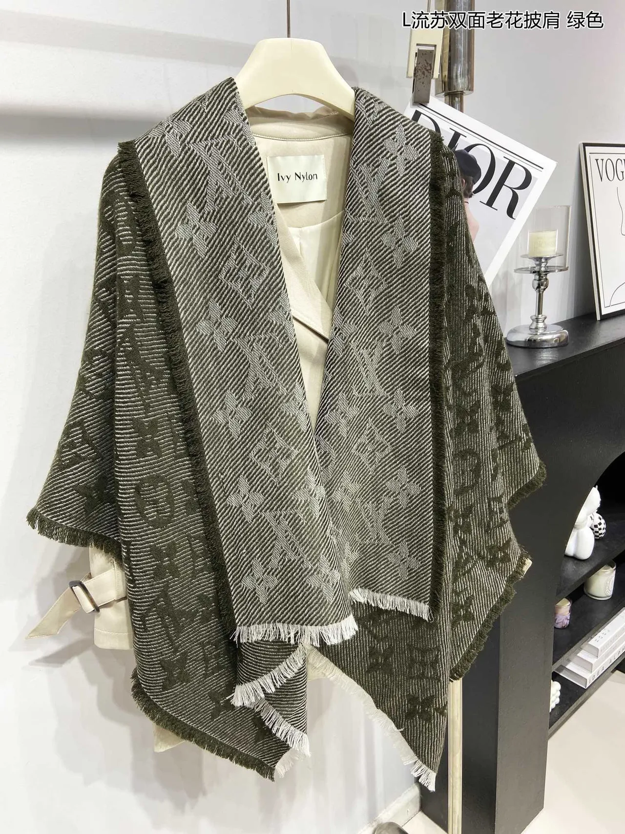 Louis Vuitton Pashmina com padrão de monograma em verde militar e branco, dupla face, tecido 8