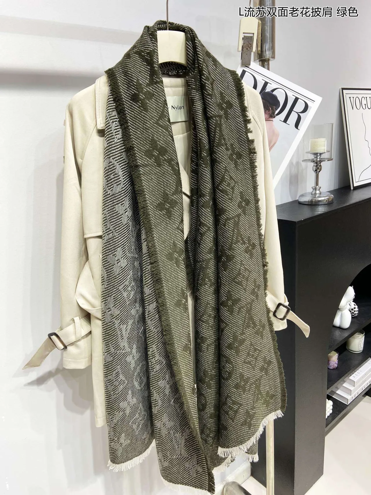 Louis Vuitton Pashmina com padrão de monograma em verde militar e branco, dupla face, tecido 9