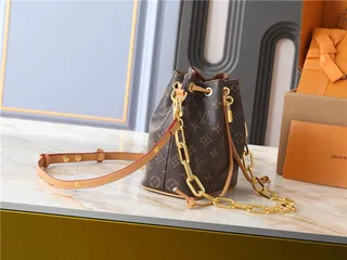 Louis Vuitton حقيبة دلو جلد بيج ذهبي مطبوع بمونوجرام حزام سلسلة 9