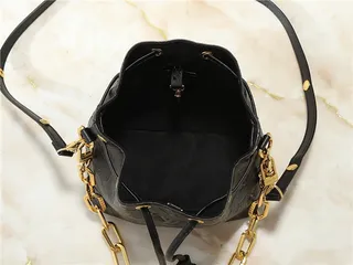 Louis Vuitton حقيبة دلو جلد بيج ذهبي مطبوع بمونوجرام حزام سلسلة 11