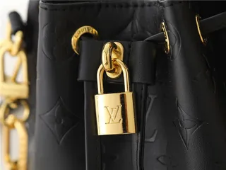 Louis Vuitton حقيبة دلو جلد بيج ذهبي مطبوع بمونوجرام حزام سلسلة 15