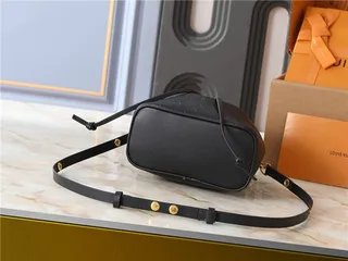 Louis Vuitton حقيبة دلو جلد بيج ذهبي مطبوع بمونوجرام حزام سلسلة 16