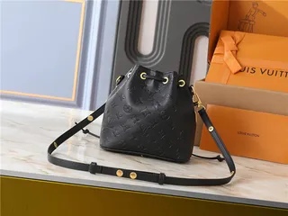 Louis Vuitton حقيبة دلو جلد بيج ذهبي مطبوع بمونوجرام حزام سلسلة 17