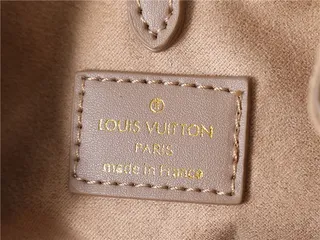 Louis Vuitton حقيبة دلو جلد بيج ذهبي مطبوع بمونوجرام حزام سلسلة 21