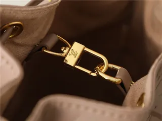 Louis Vuitton حقيبة دلو جلد بيج ذهبي مطبوع بمونوجرام حزام سلسلة 22