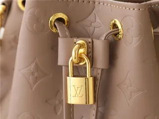 Louis Vuitton حقيبة دلو جلد بيج ذهبي مطبوع بمونوجرام حزام سلسلة 24