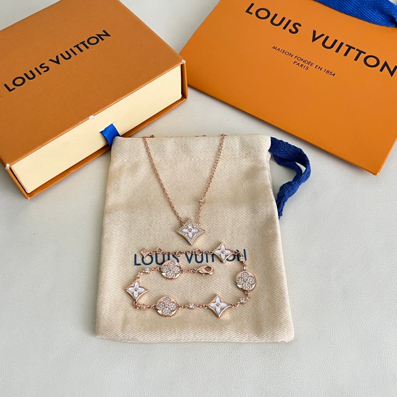 Louis Vuitton Beige Gold Rose Chain Diamond-Shaped Pendant Necklace 4