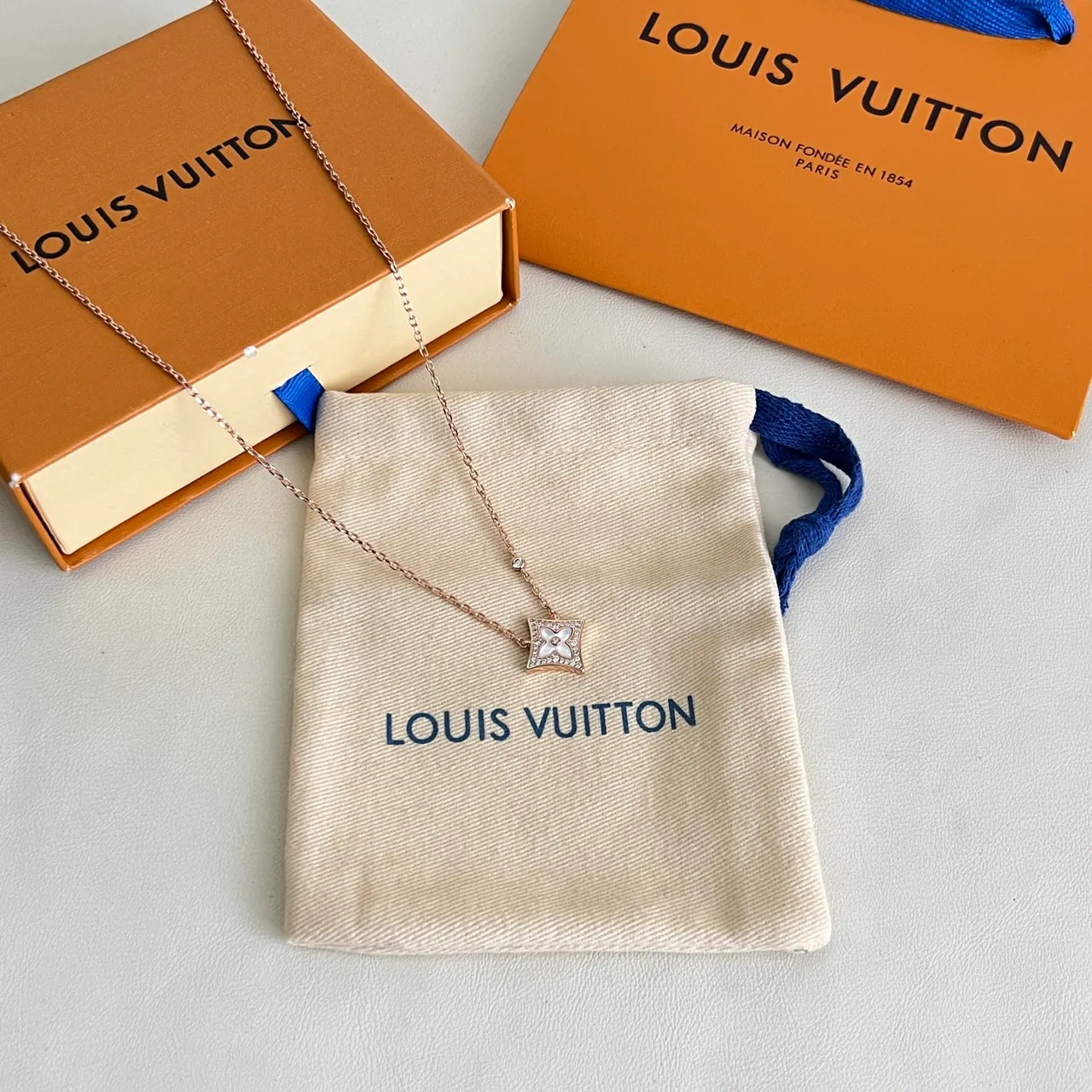 Louis Vuitton Beige Gold Rose Chain Diamond-Shaped Pendant Necklace 5