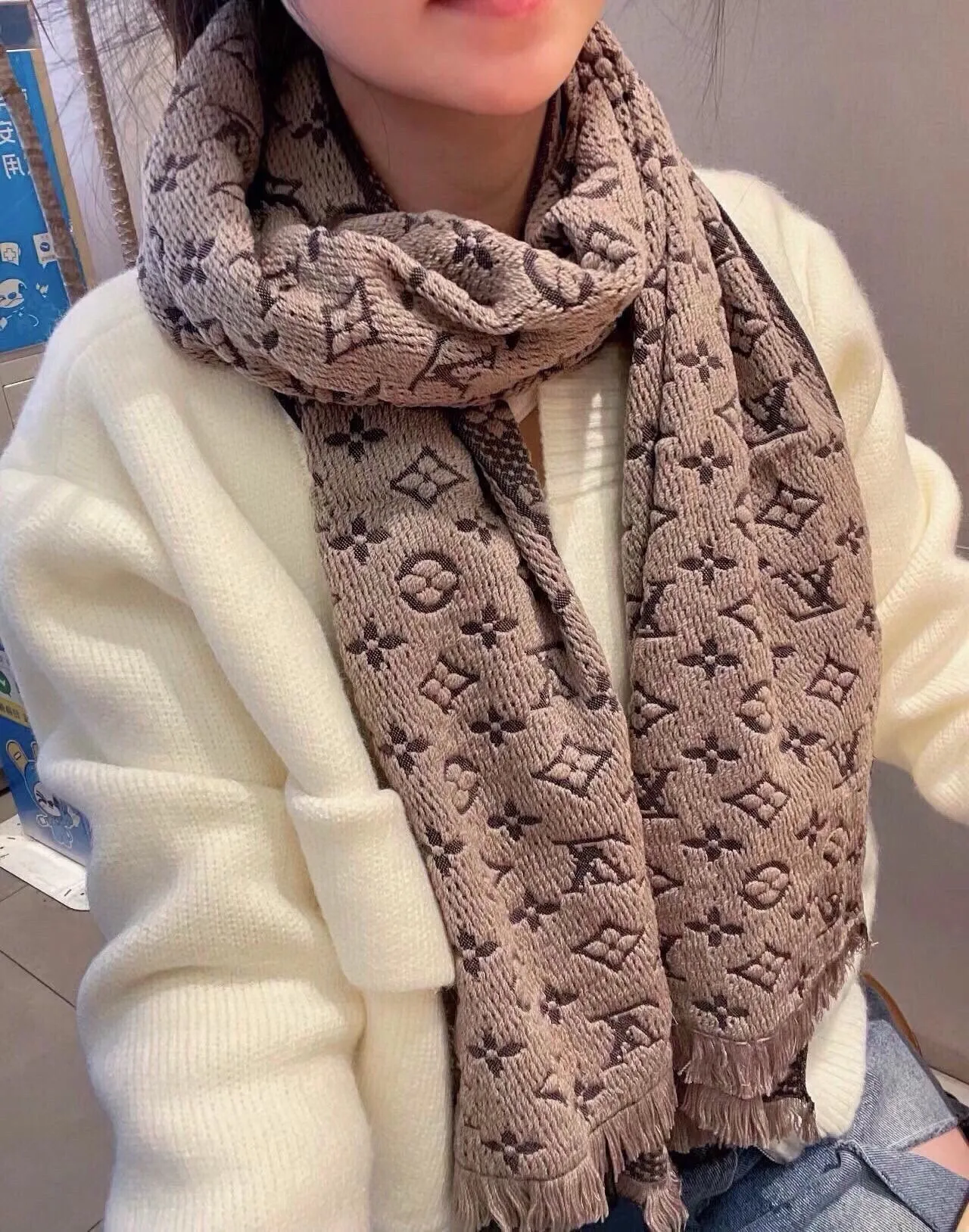 Louis Vuitton Écharpe de Cachemire Beige Gris Monogram Jacquard Tricot Bordures Frangées 2