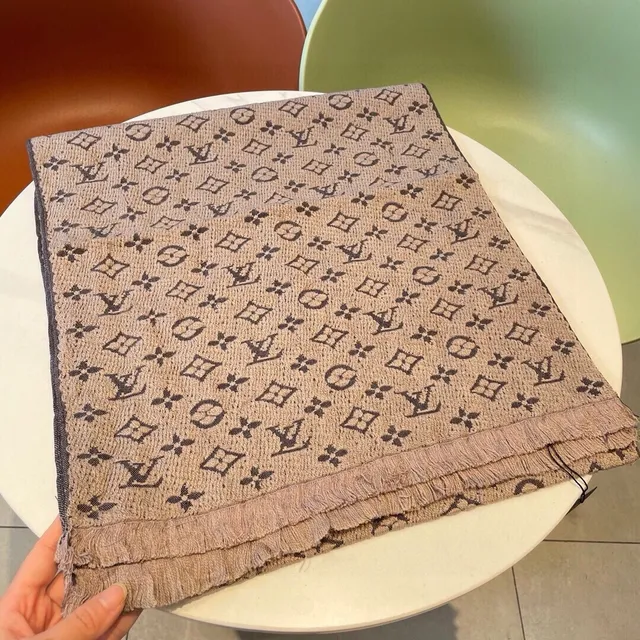 Louis Vuitton Écharpe de Cachemire Beige Gris Monogram Jacquard Tricot Bordures Frangées 4