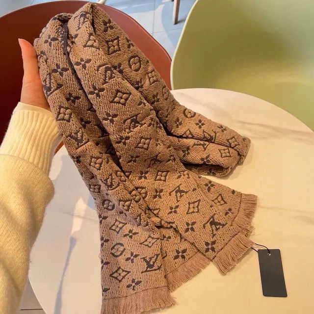 Louis Vuitton Écharpe de Cachemire Beige Gris Monogram Jacquard Tricot Bordures Frangées 8