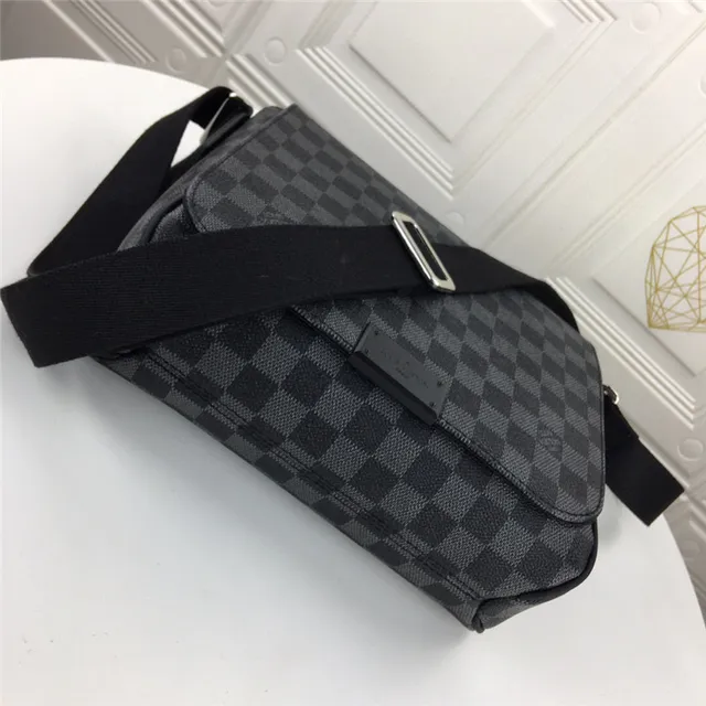 路易威登黑色灰色Damier Graphite Canvas可调节织带信使包 15