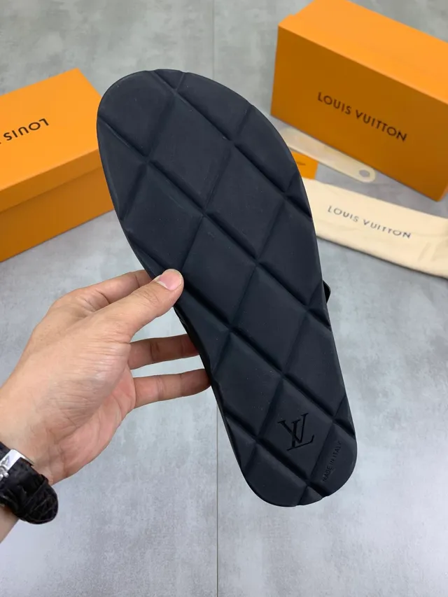 Louis Vuitton صندل جلد أسود وفضي بأحزمة متقاطعة 2