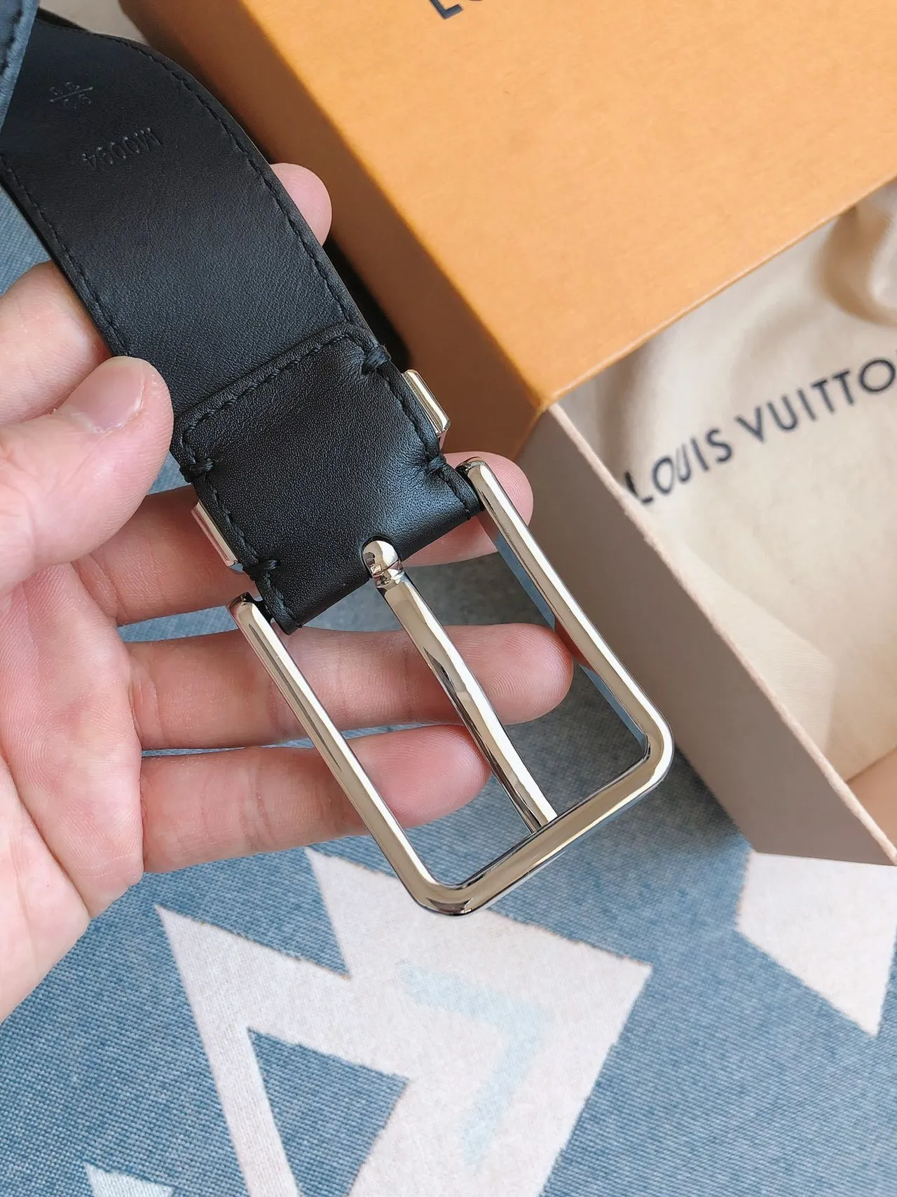 Louis Vuitton Black Silver Polished Rectangular Buckle LV Monogram-Engraved Side Plate Leather Belt 4