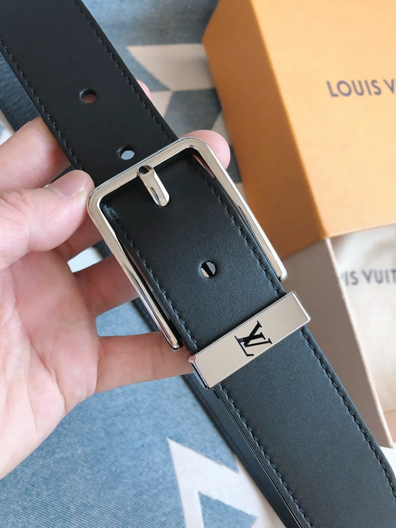 Louis Vuitton Black Silver Polished Rectangular Buckle LV Monogram-Engraved Side Plate Leather Belt 7