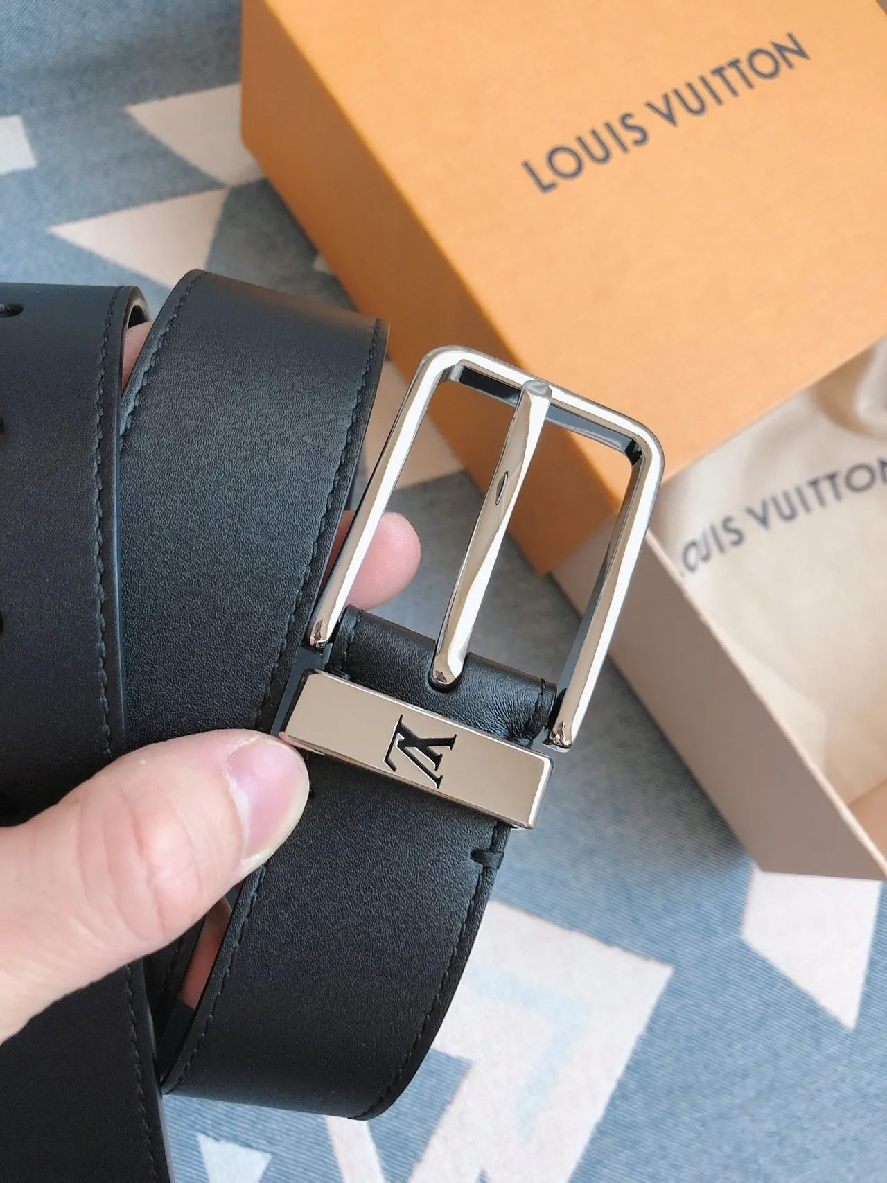 Louis Vuitton Black Silver Polished Rectangular Buckle LV Monogram-Engraved Side Plate Leather Belt 8
