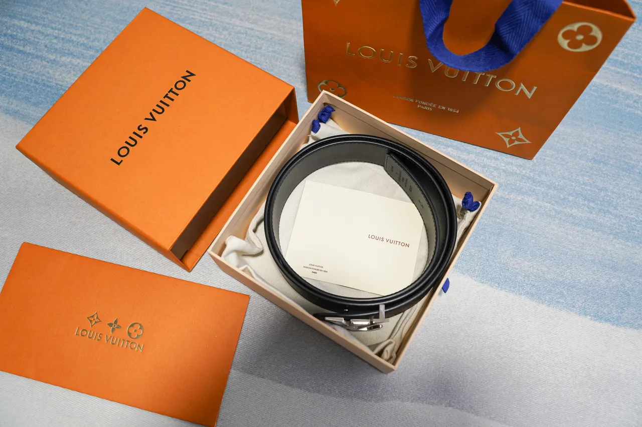 Louis Vuitton কালো রূপালী মসৃণ পালিশকৃত LV বাকেল চামড়ার বেল্ট 5