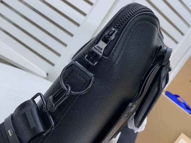 Louis Vuitton حقيبة بوسطن جلدية هيكلية سوداء 4