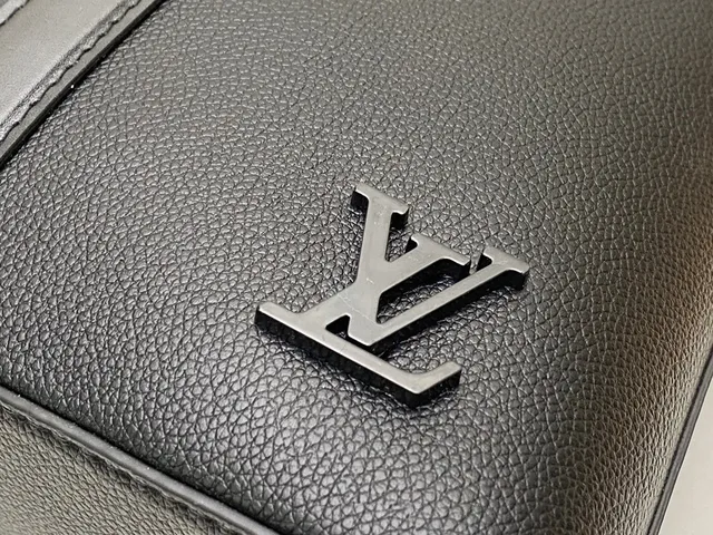 Louis Vuitton حقيبة بوسطن جلدية هيكلية سوداء 5