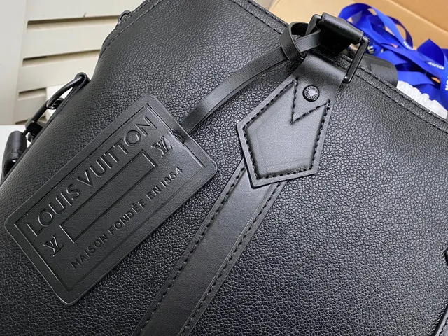 Louis Vuitton حقيبة بوسطن جلدية هيكلية سوداء 6