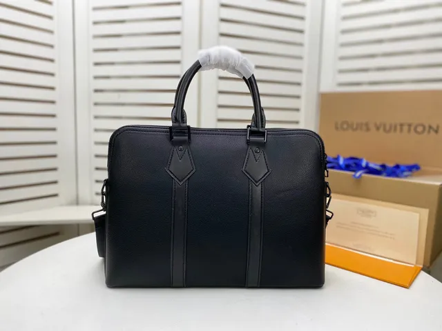Louis Vuitton حقيبة بوسطن جلدية هيكلية سوداء 9