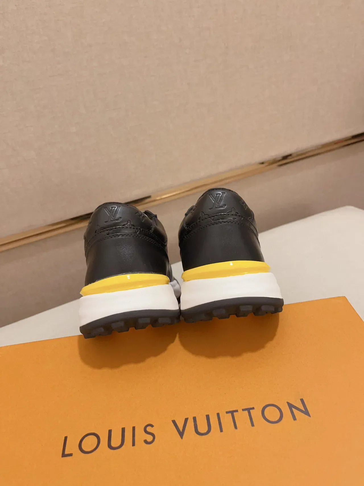 Louis Vuitton কালো হলুদ দাবাই করা মোনোগ্রাম চামড়া সাইড স্ট্রাইপ লোগো লাইফস্টাইল স্নিকার্স 8