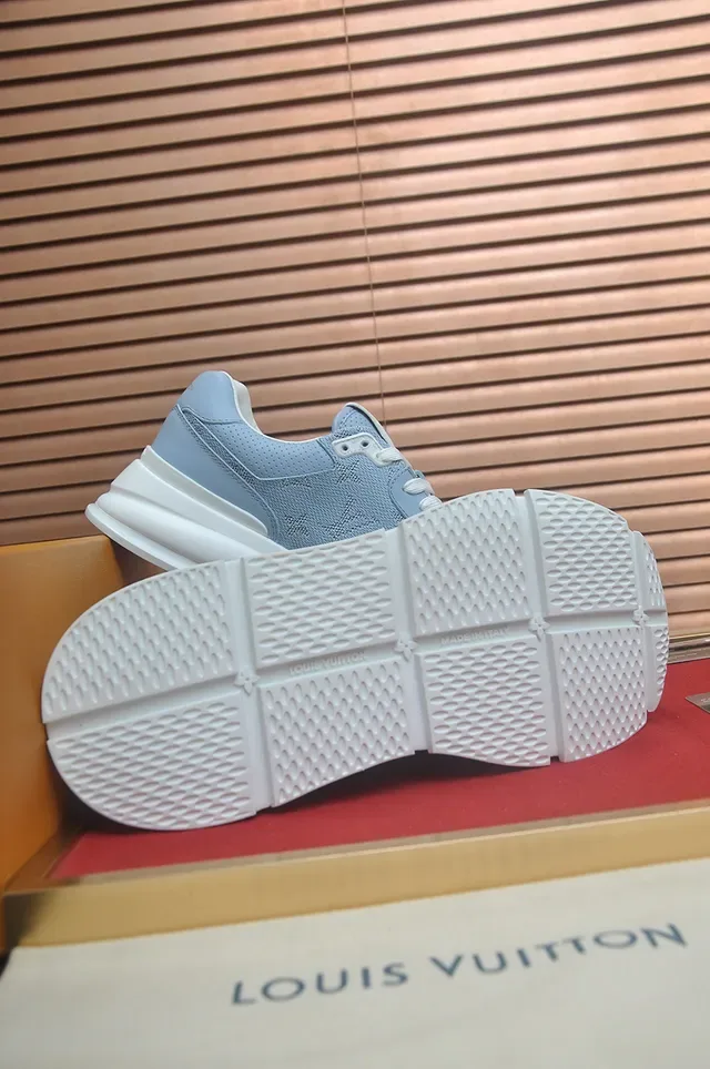 Louis Vuitton Sneakers Lifestyle Bleu Blanc Perforées Monogram Mesh Upper Chunky Sculpted Midsole 3