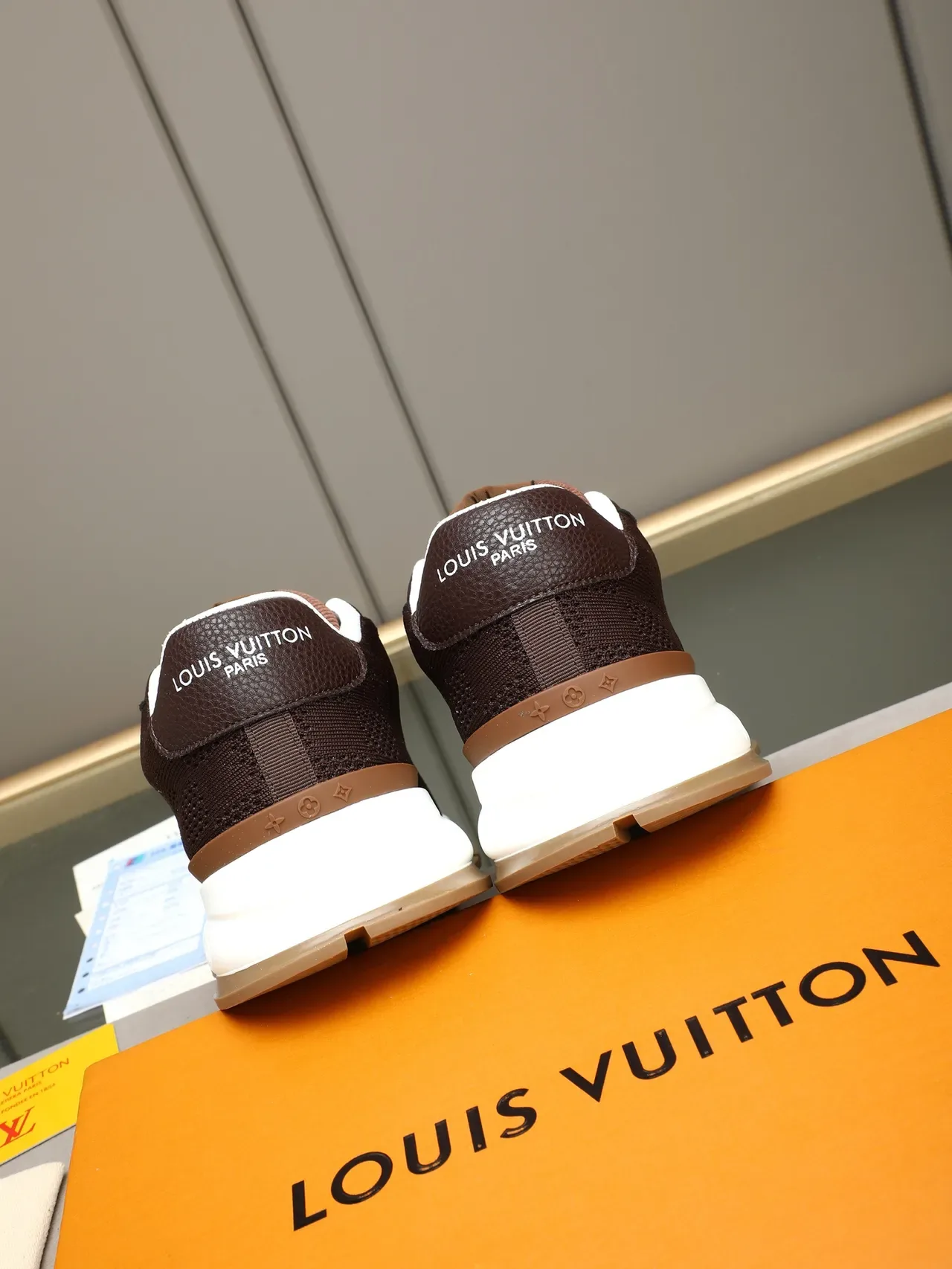 Louis Vuitton ব্রাউন হোয়াইট নিট আপার পেবল্ড লেদার এ্যাকসেন্ট লাইফস্টাইল স্নিকার 3