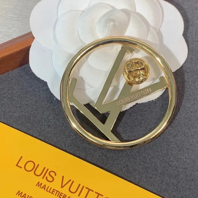 Broche Louis Vuitton Camellia LV Monogram dourado 2