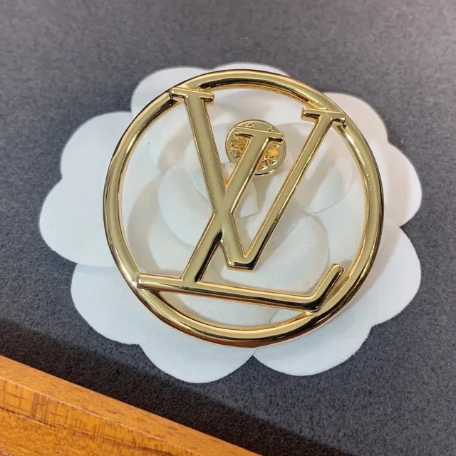 Broche Louis Vuitton Camellia LV Monogram dourado 5
