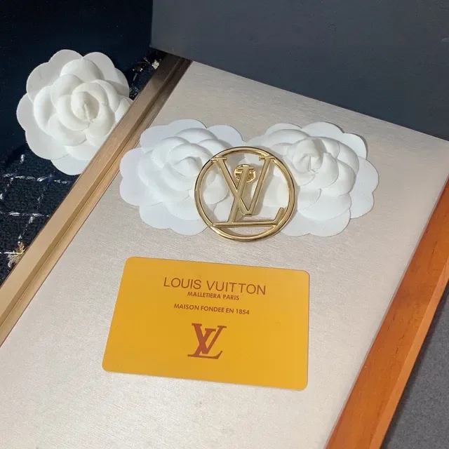 Broche Louis Vuitton Camellia LV Monogram dourado 8