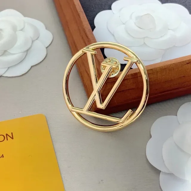 Broche Louis Vuitton Camellia LV Monogram dourado 9