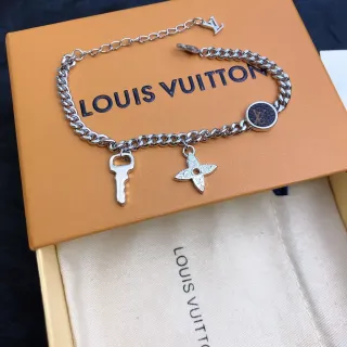 Louis Vuitton Chain Reaction Multi-Charm سوار فضي