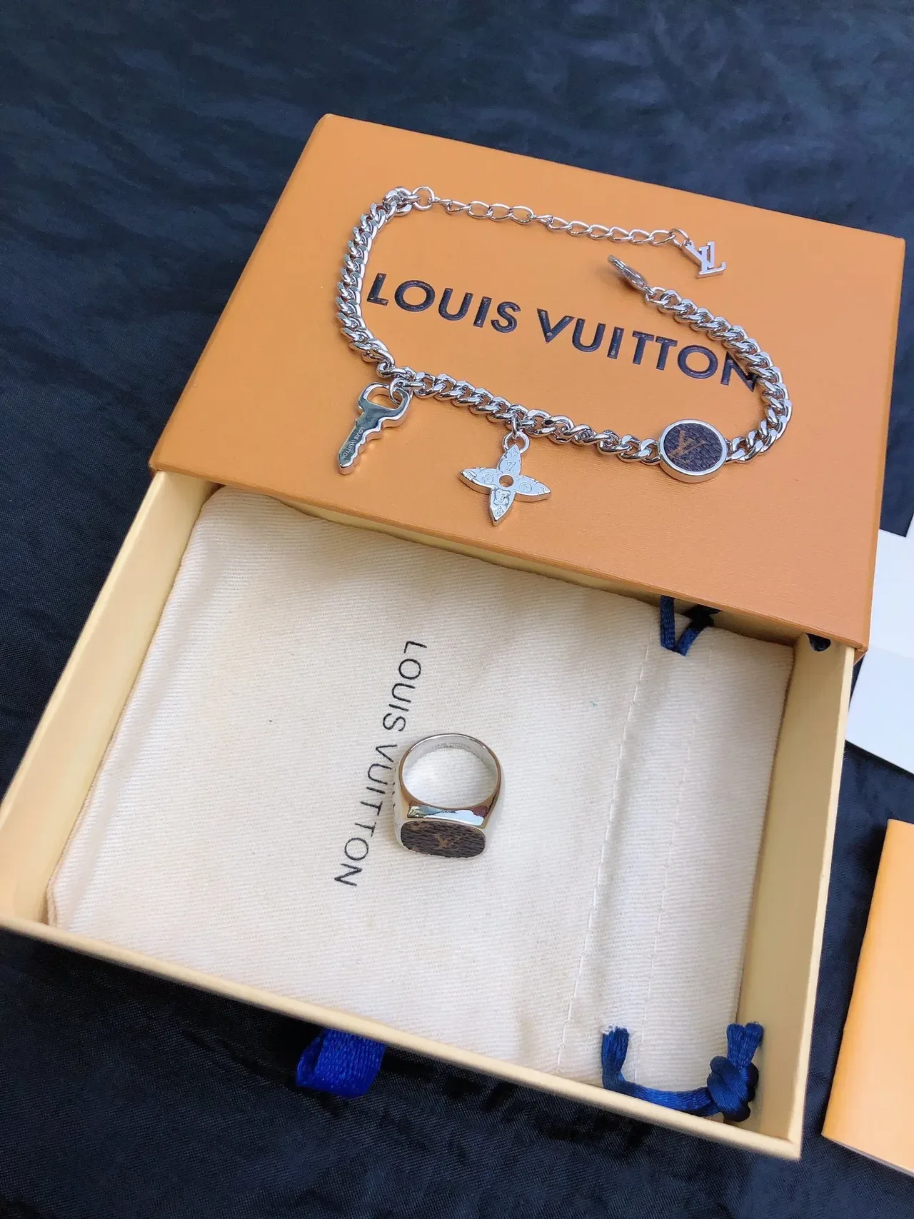 Louis Vuitton Chain Reaction Multi-Charm Pulseira Prata 3