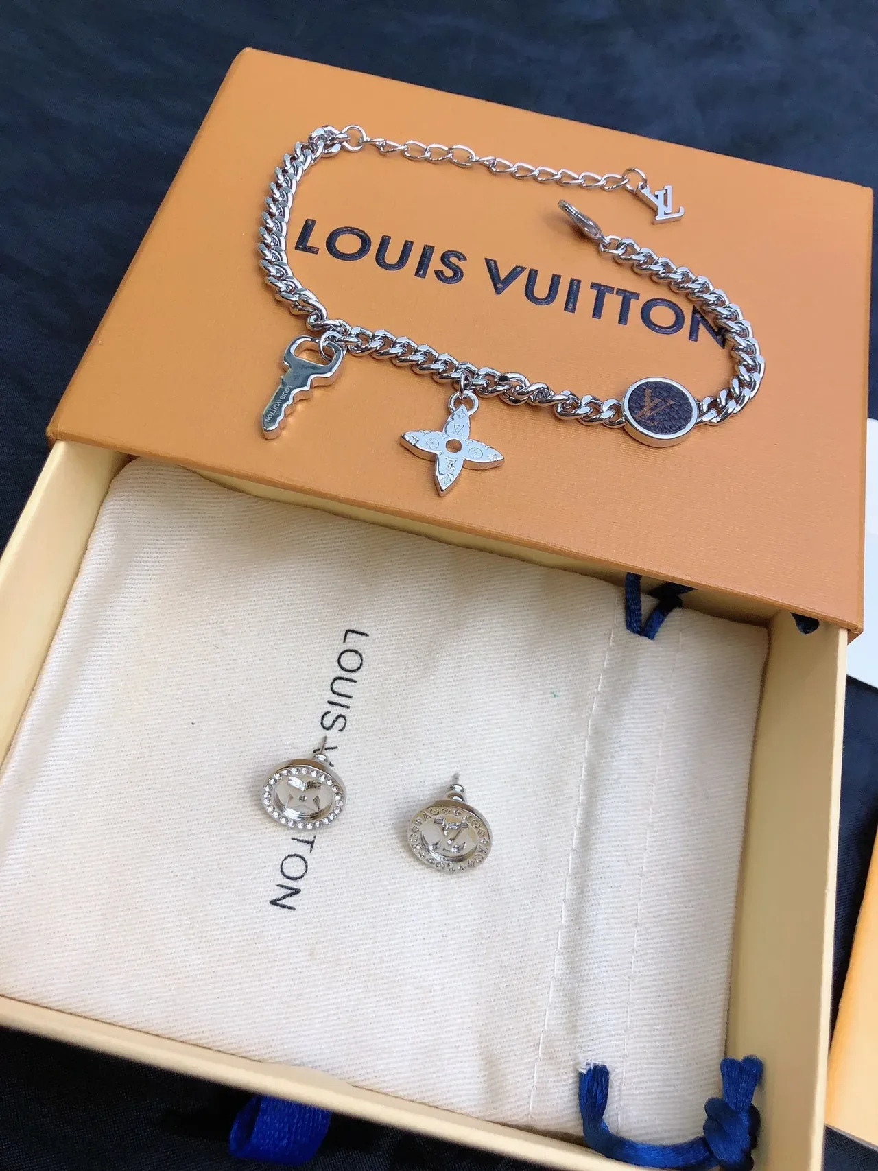 Louis Vuitton Chain Reaction Multi-Charm Pulseira Prata 5